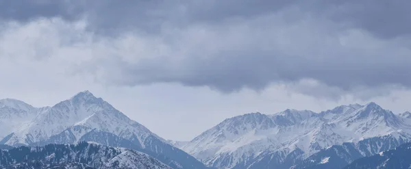 山在多云天气 哈萨克斯坦 阿拉木图 全景视图 — 图库照片