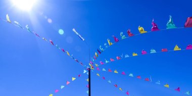 Rüzgar dağlarda (Kazakistan, Almaty sallayarak renk bayrakları)