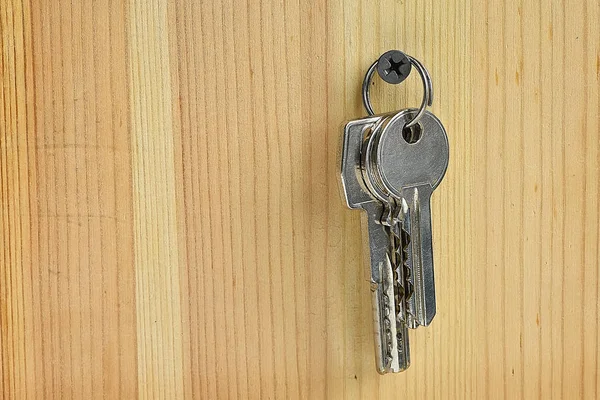 Κρέμονται Κλειδιά Στον Ξύλινο Τοίχο — Φωτογραφία Αρχείου