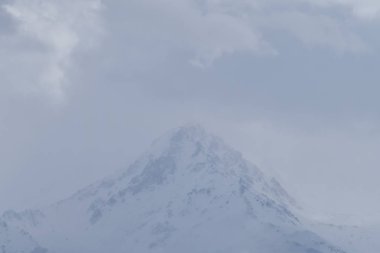 Yağışlı hava, bir pencereden dağlarının görünümü. Almatı, Kazakistan, Kazakistan.
