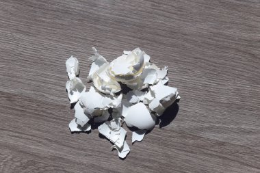 Yumurta kabuğu masanın üzerinde. Kalsiyum karbonat, doğal mineraller, formunda bulunan yumurta kabuğu bir parçasıdır. Bahçe toprak alkalize için günlük yaşamda kullanılan.