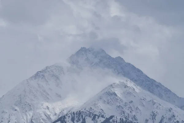 Météo Pluvieuse Vue Sur Les Montagnes Par Une Fenêtre Almaty — Photo