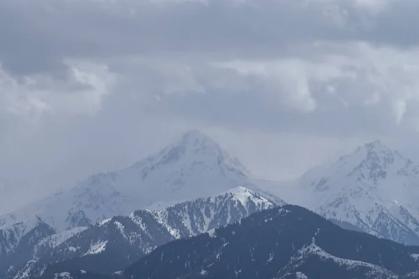 Météo Pluvieuse Vue Sur Les Montagnes Par Une Fenêtre Almaty — Photo