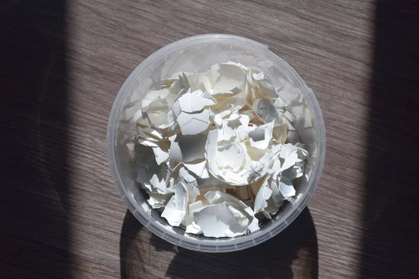 Yumurta kabuğu masanın üzerinde. Kalsiyum karbonat, doğal mineraller, formunda bulunan yumurta kabuğu bir parçasıdır. Bahçe toprak alkalize için günlük yaşamda kullanılan.