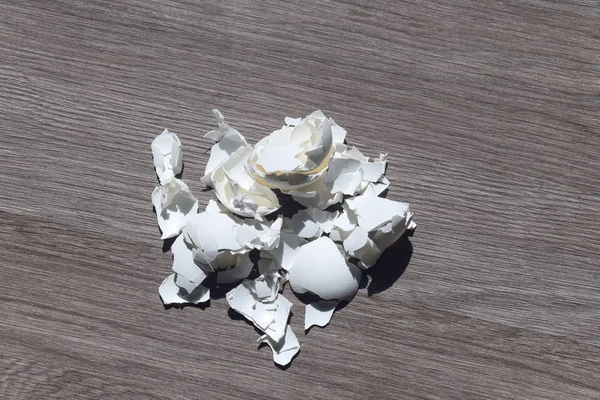 Yumurta kabuğu masanın üzerinde. Kalsiyum karbonat, doğal mineraller, formunda bulunan yumurta kabuğu bir parçasıdır. Bahçe toprak alkalize için günlük yaşamda kullanılan.