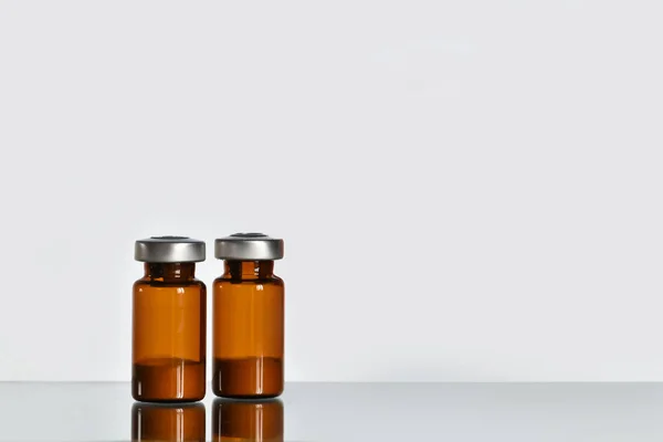 白い背景の上の薬 バイアル アンプル コンテナー — ストック写真