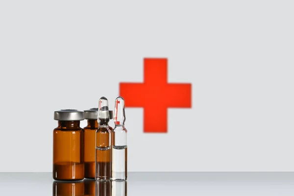 一小瓶 与药物 在白色背景与红十字 — 图库照片