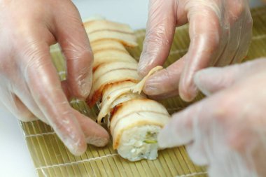 Japon yemekleri. Roll's pişirme işlemi. Görünümü kapatın