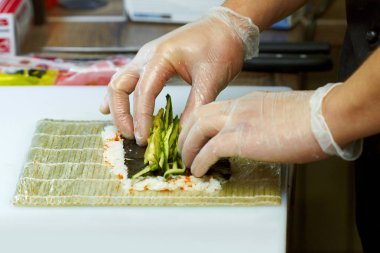 Japon yemekleri. Roll's pişirme işlemi. Görünümü kapatın