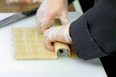 Japon yemekleri. Roll's pişirme işlemi. Görünümü kapatın