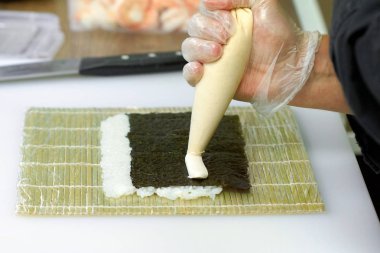 Japon yemekleri. Roll's pişirme işlemi. Görünümü kapatın