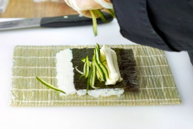 Japon yemekleri. Roll's pişirme işlemi. Görünümü kapatın