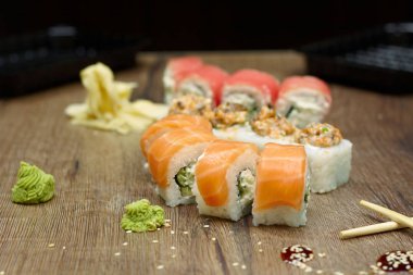 Japon yemekleri. Roll's pişirme işlemi. Görünümü kapatın