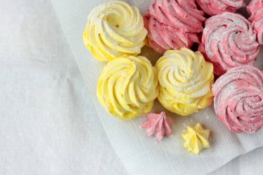 Renkli şekerleme çanak üzerinde. Perdelik ve peçete mi altında.