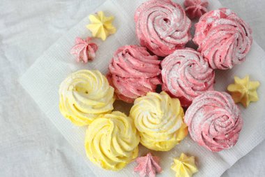 Renkli şekerleme çanak üzerinde. Perdelik ve peçete mi altında.