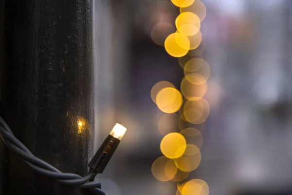 Titik Kuning Cahaya Bokeh Lampu Natal Menghias Pintu Masuk Warnet — Stok Foto