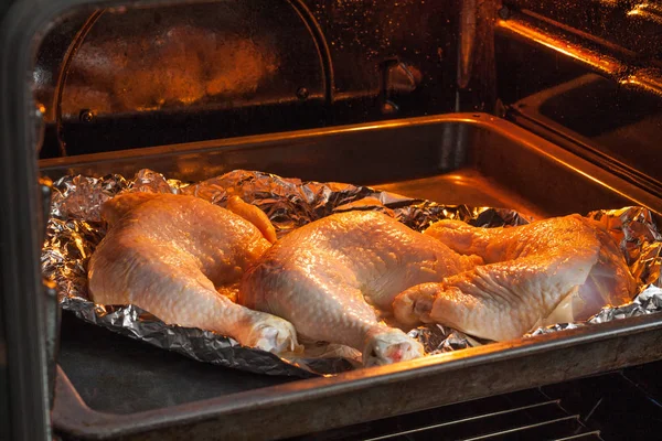 Gambe Pollo Coperte Con Lamina Metallo Sono Cucinate Nel Forno — Foto Stock