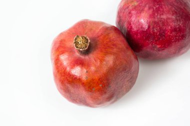 Beyaz üzerine kırmızı Garnet meyvesi. Tasarım düzeni için izole nesne