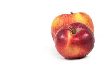 Beyaz üzerine taze elmalar. Tasarım düzeni için izole ögeler.