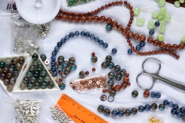 Masada makaslı kolye taş topları. El yapımı modelleme süreci.