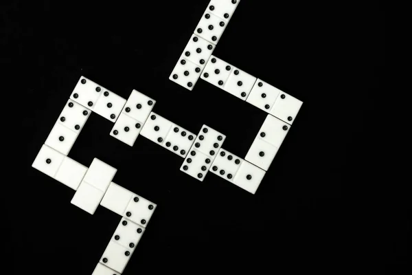 Weiße Dominosteine Chips Kombination Auf Dem Schwarzen — Stockfoto