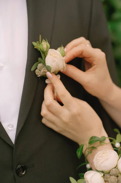 Sposa boutonniere sposo raddrizza — Foto Stock