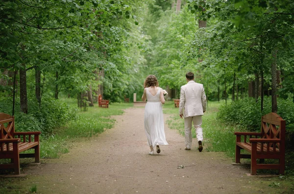 Les mariés marchent dans le parc été — Photo
