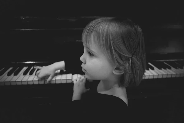 Kleines Mädchen spielt am Klavier — Stockfoto