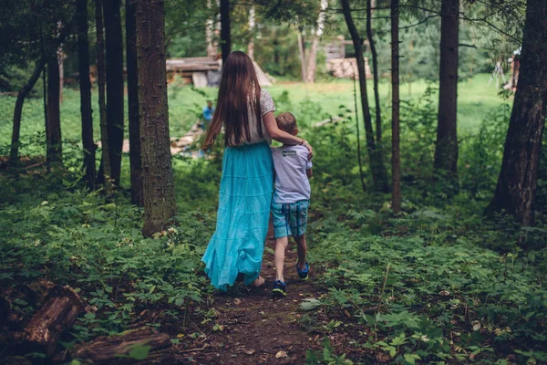 Mère et fils sont dans les bois d'été Photos De Stock Libres De Droits