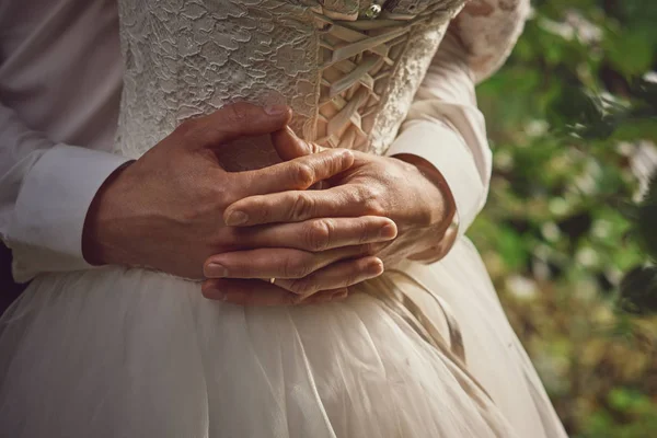 Étreintes de marié taille de la mariée Photo De Stock