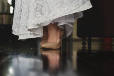 Gelin Ayakkabı üzerinde çalışıyor