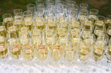 şampanya ile şarap bardakları satır