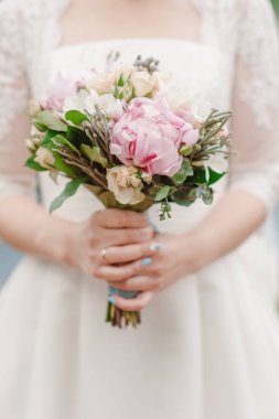 Beyaz dantel kurdele, beyaz gül ve peonies ve Yeşiller gelinin elinde buket düğün yakın çekim