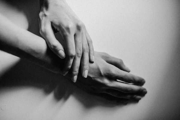 Τα χέρια του μια νεαρή κοπέλα, μαύρο και άσπρο φωτογραφία — Φωτογραφία Αρχείου
