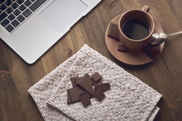 Tasse, nappe, café, brun, bois, nourriture, boisson, chaud, bois, petit déjeuner, sucre, chaud, matin, café, soucoupe, fond, délicieux, table en bois, noir, chocolat, gros plan, dessert, puce, pile, espace, collation, tranquille, sucré, traiter, savoureux, rustique, étendoir Photos De Stock Libres De Droits