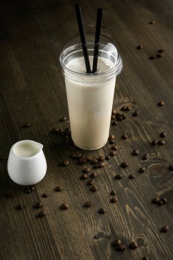 Ahşap masa üzerinde açık cam süt içecek