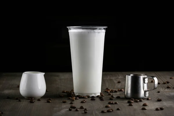 Bebida de leche en vidrio transparente sobre la mesa de madera —  Fotos de Stock
