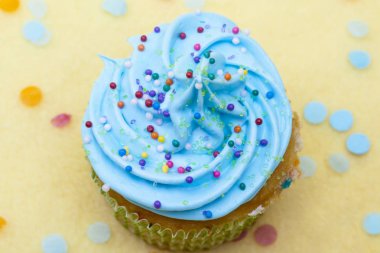 buzlanma ile mavi cupcake bardak kadar yakın