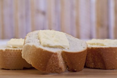 closeup baget dilimleri tereyağı ile