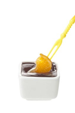 portakal dilimi üzerine çikolata sosu