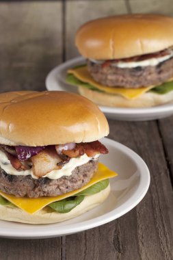 Lezzetli hamburger Studio vurdu