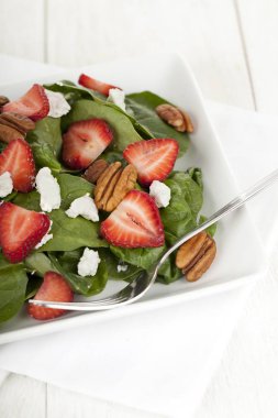 çilek dilimleri ve pekan fındık ile nefis ıspanak salatası