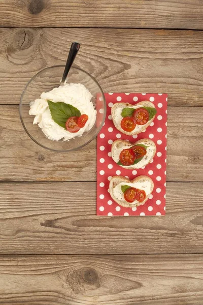 tereyağı ve domates ile dilim ekmek