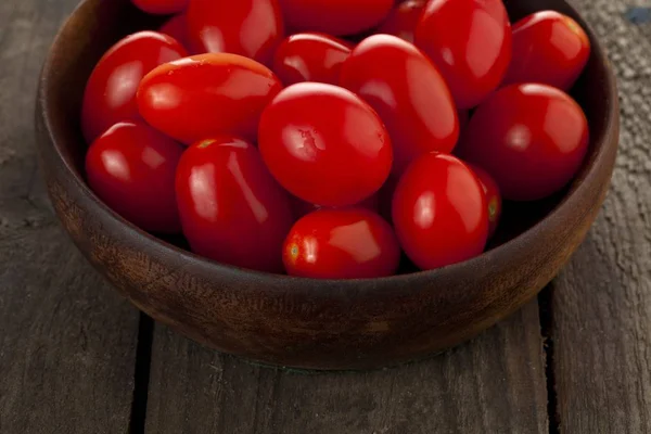 Mazzo di pomodori in ciotola di legno — Foto Stock