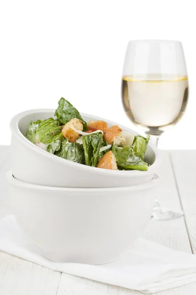 Sezar salatası ve şarap — Stok fotoğraf