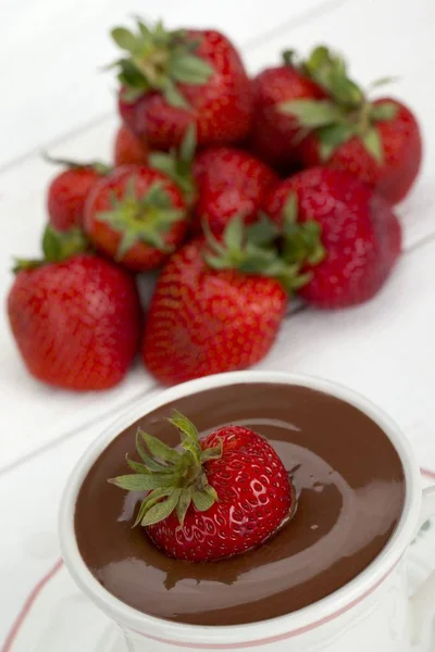 çikolata batırılmış çilek