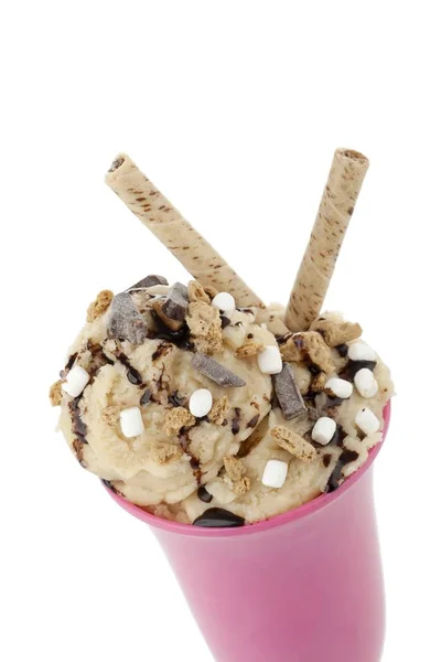 karamelli dondurma bir gofret sopa ile bir fincan