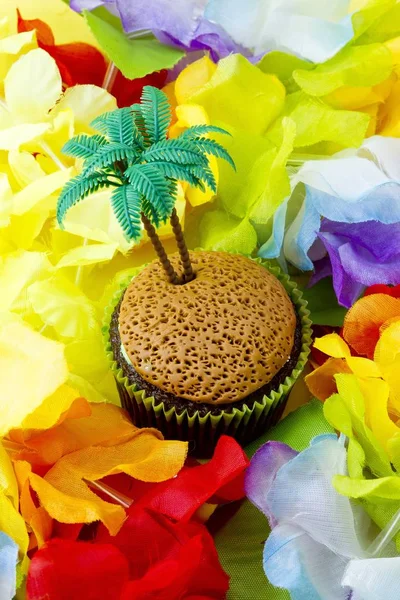 Tutup gambar cupcake dengan miniatur pohon kelapa plastik su — Stok Foto