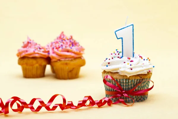 Flama ve üstüne mum ile bağlı bir cupcake bardak kadar yakın