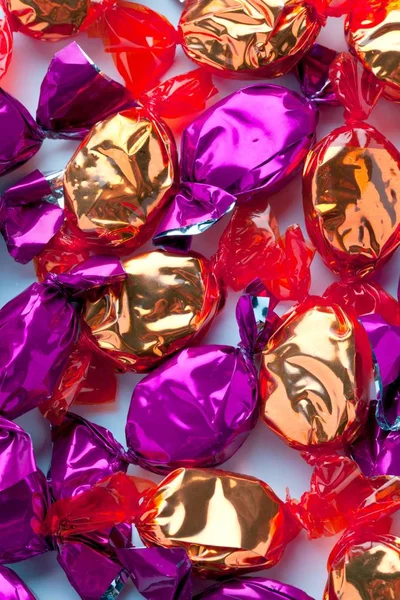 Altın görünümü kapatmak ve mor sert şekerlemeler rastgele yerleştir